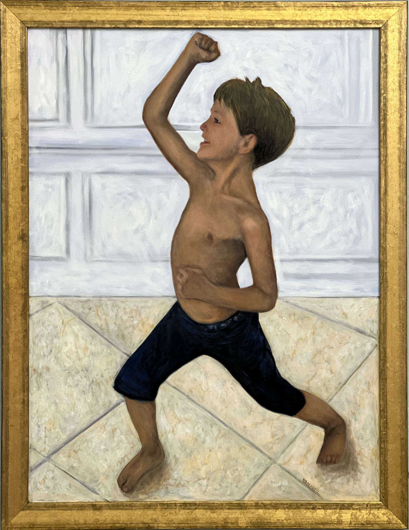 Kinderporträt malen lassen Junge Lebensgroßes, realistisches Gemälde eines Jungen, der selbstbewusst in einer Pose mit erhobenem Arm steht, vor weißer Paneelwand, detailreiche Malerei in warmen Farbtönen, bannermäßiger Rahmen, kreative Auftragsmalerei Nikolaus Kriese.