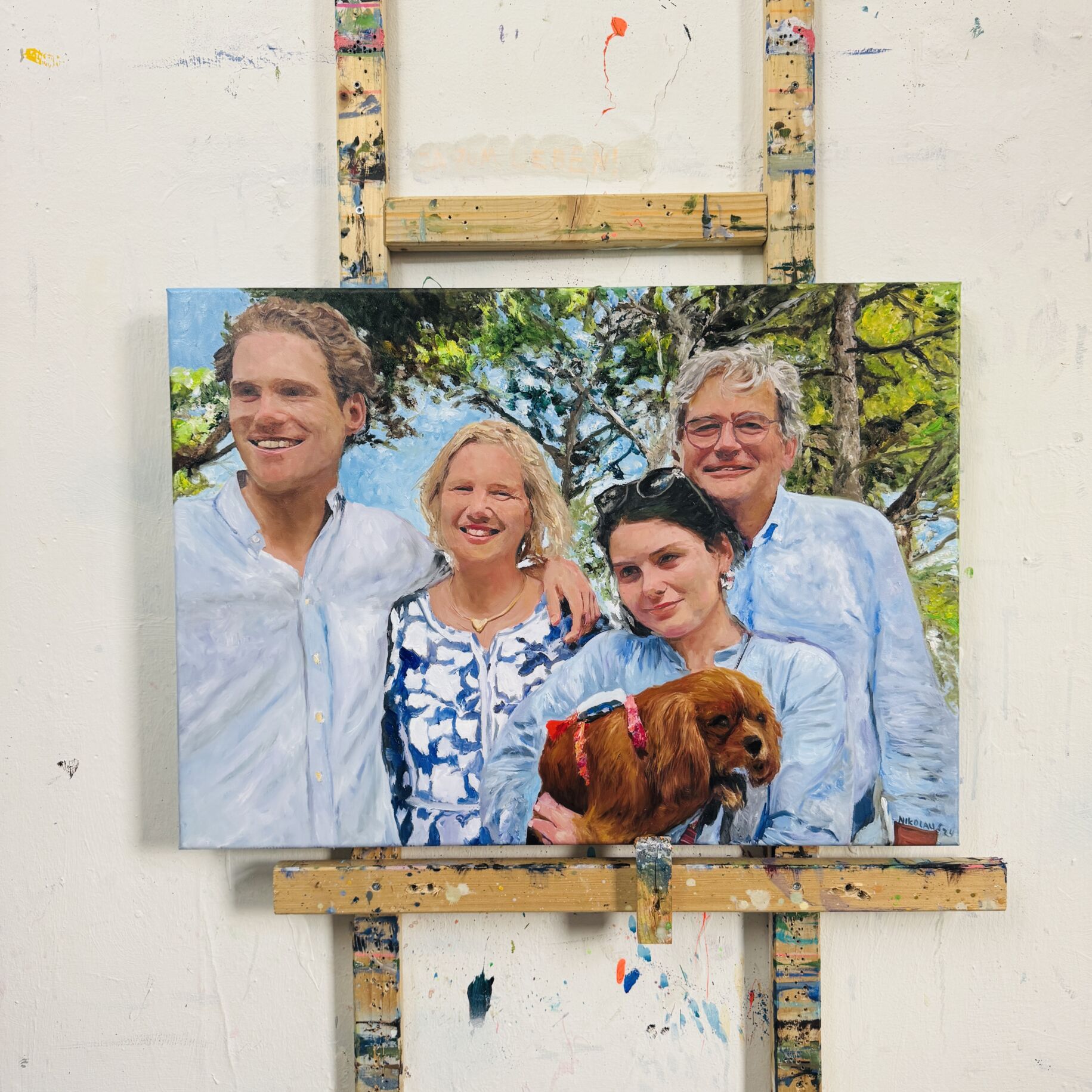 Kinderporträt malen lassen für die Familie Lebendiges Familienporträt in Acryl gemalt, professionelle Auftragsmalerei, realistische Darstellung, individuelle Familienkunst, Künstler Nikolaus Kriese.