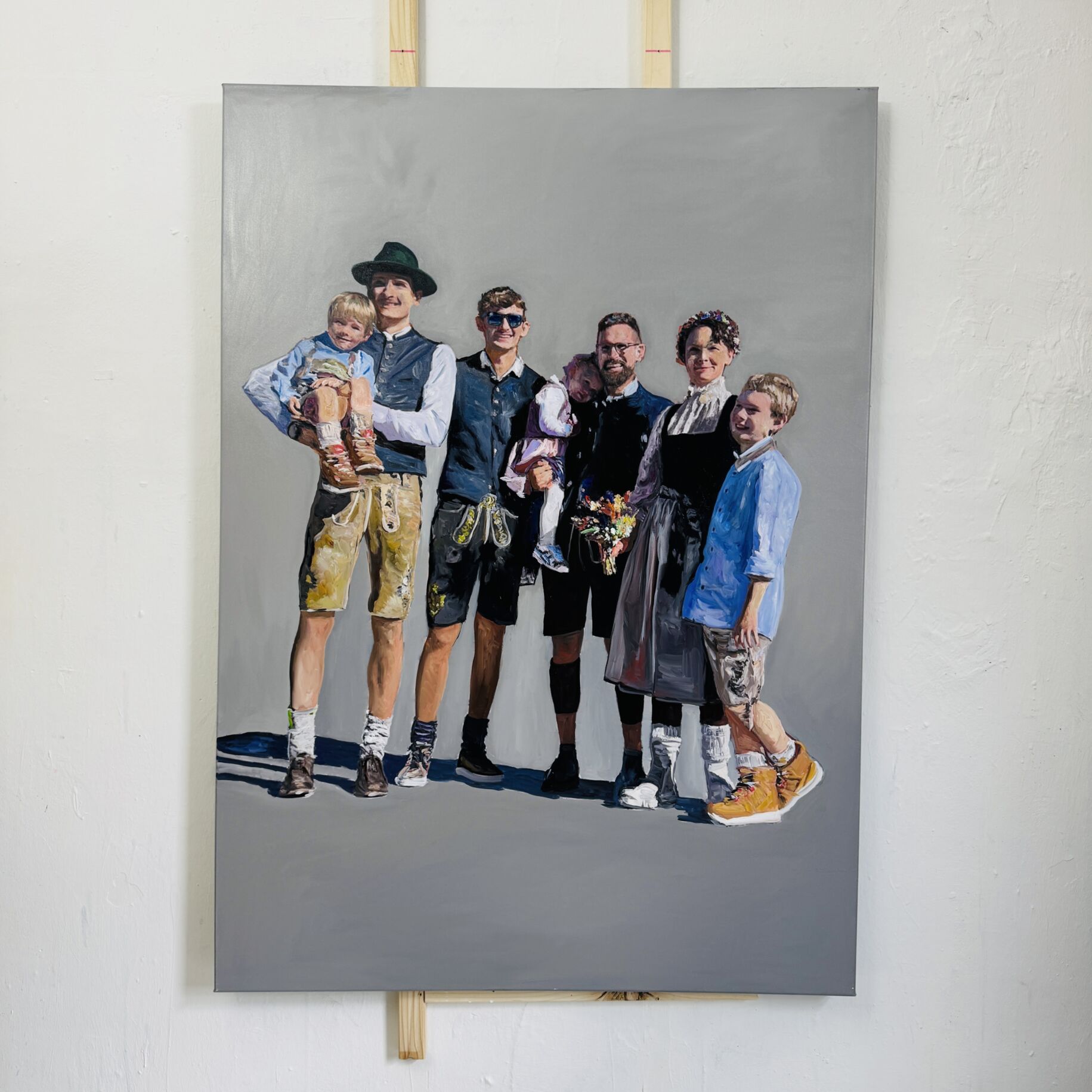 Kinderporträt malen lassen von einer Feier Menschenfamilie Ölgemälde, Auftragmalerei und individuelle Kunstwerke, realistisches Portrait, handgemalt, moderne Malerei, Familienbild, hochwertiges Kunstwerk, personalisierte Kunst, kreative Auftragsmalerei, Nikolaus Kriese.