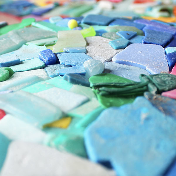 Bunte Mosaiksteine in Blau und Grün, detailreiche Malerei, individuelle Auftragsmalerei von Nikolaus Kriese.