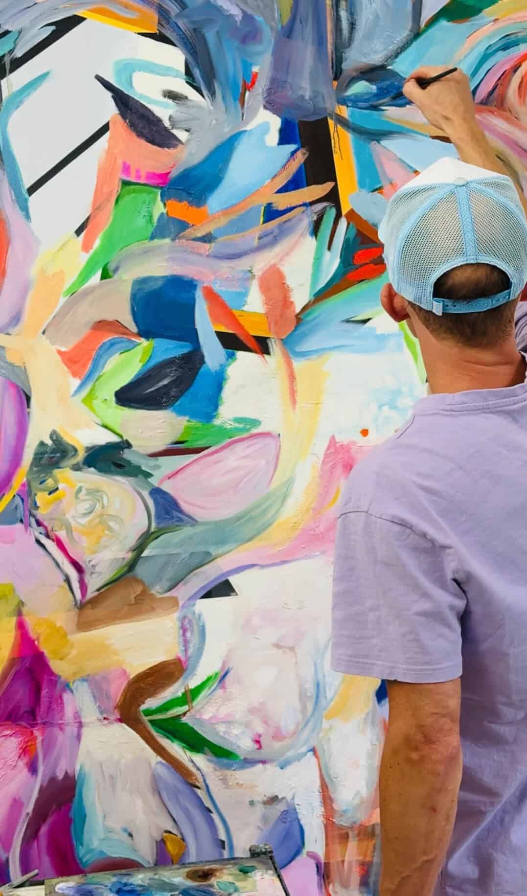 Farbenfrohes abstraktes Gemälde in Arbeit, Kunstmaler bei der Auftragsmalerei für ein modernes Kunstprojekt, kreative Acrylmalerei, professionelle Künstlerarbeit, individuelle Wandgestaltung.