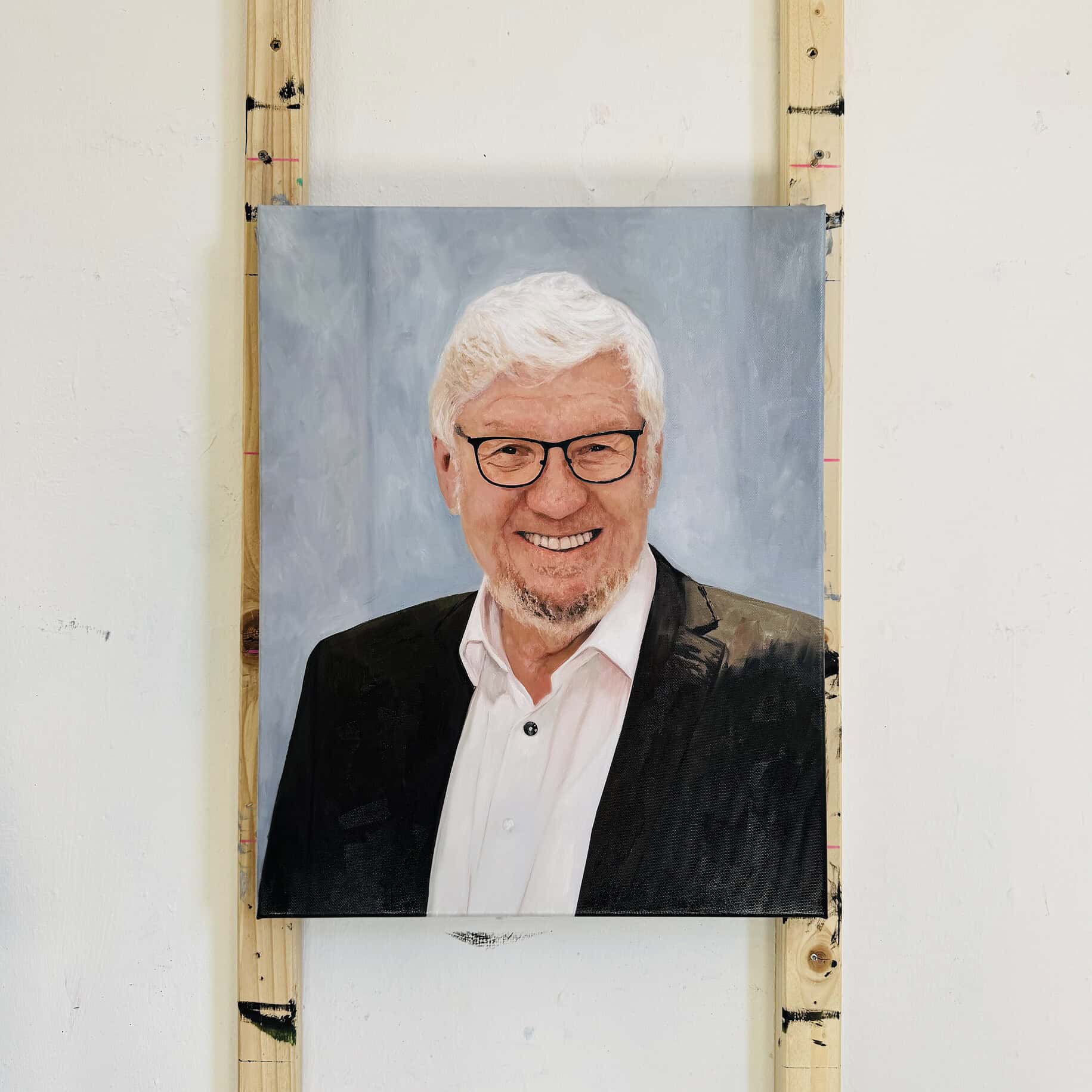 rösle porträt Porträtmalerei eines lachenden älteren Mannes mit Brille, in realistischer Öltechnik auf Leinwand gefertigt, kreative Auftragsmalerei, Künstler Nikolaus Kriese.