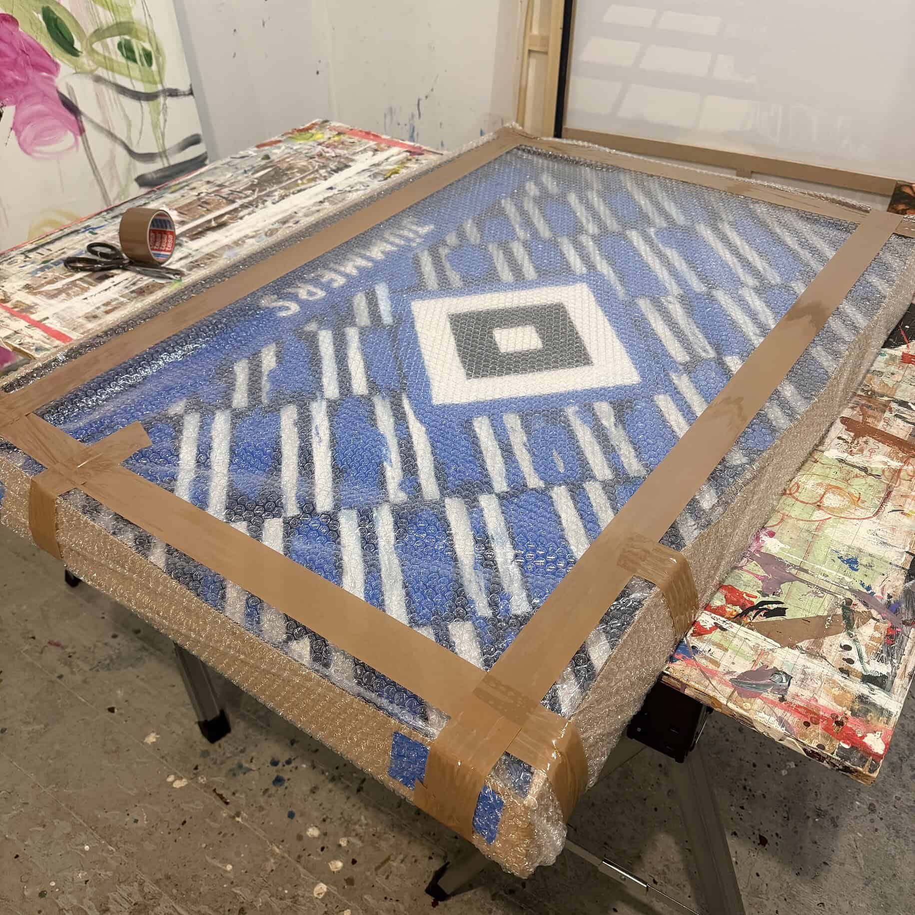 Hochwertiges Kunstwerk in Arbeit, sorgfältig verpackt mit Bubble Wrap und Befestigungsmaterial, bereit für den Versand oder die Ausstellung.