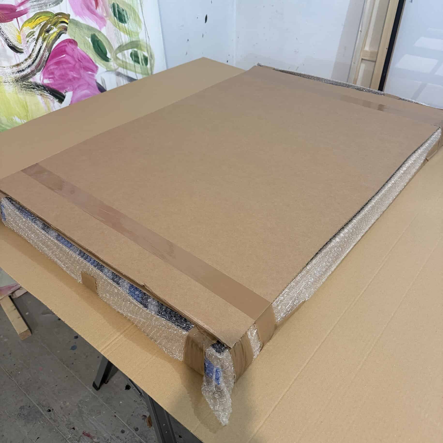 Hochwertiges Gemälde im Schutzkarton verpackt für sicheren Transport, bereit für die Lieferung oder Ausstellung.