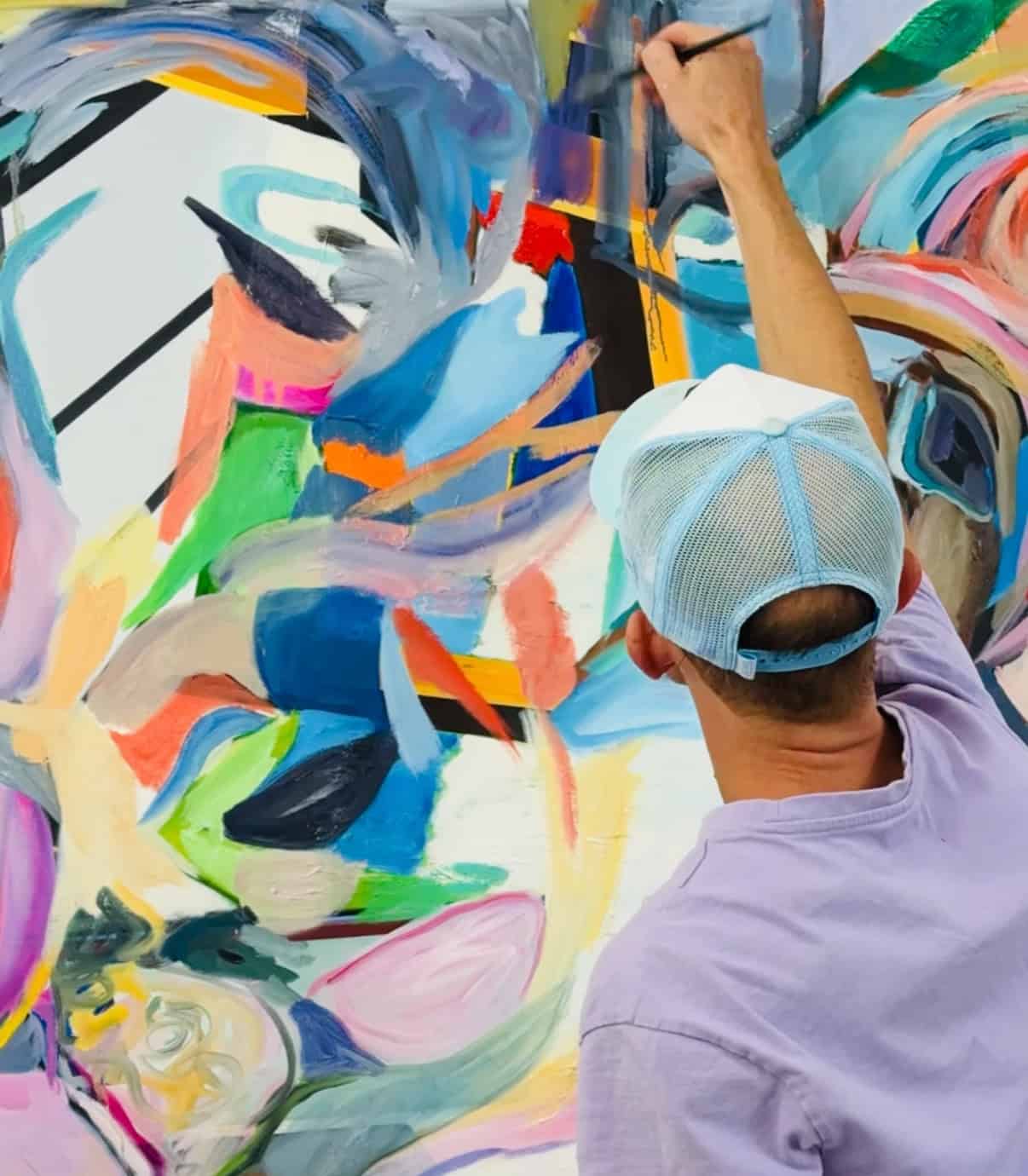 Modernes Kunstwerk eines Autos mit bunten Farbspritzern, das auf einer weißen Wand hängt. Perfekt für kreative Auftragsmalerei und individuelle Kunstprojekte.